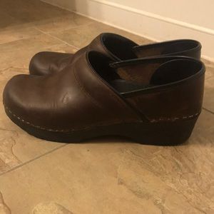 Dansko Clogs - Dark Brown SZ 39